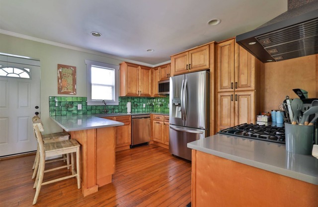 Charming historical 2-bedroom house in gorgeous New Smyrna Beach - pet friendly