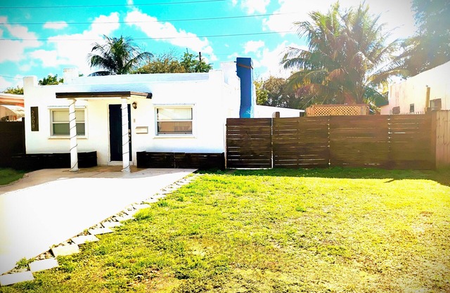 Charming Historic 2-Bedroom Bungalow-Fantastic by Downtown Hollywood w/ Wi-Fi,+