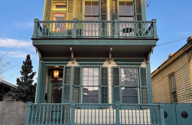 Charming historic Marigny townhouse - 2 br / 3ba