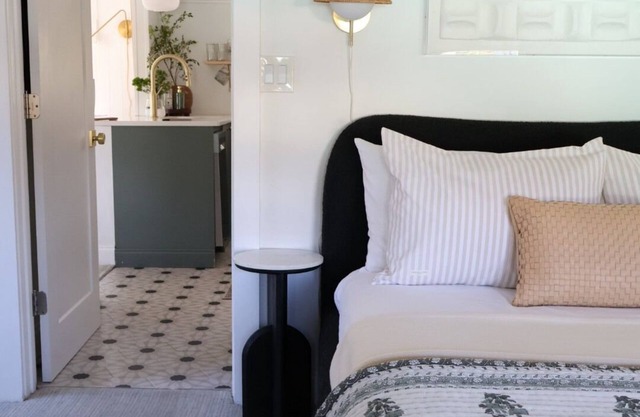 Charming Historic Renovated 1-bed plus guest bed in heart of St Pete!