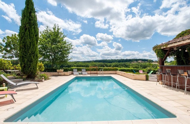 Encantadora casa de vacaciones en Dégagnac con piscina y jacuzzi