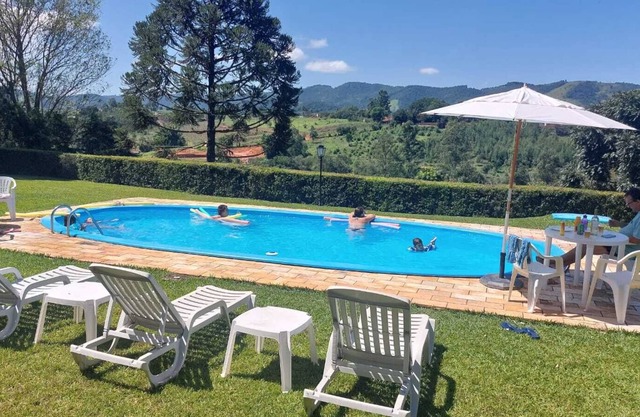 Encantadora casa con amplio balcón y hermosa vista a las montañas de la región.