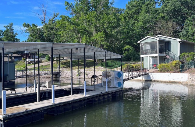 Encantadora casa en el agua cerca de la presa de Bagnell: perfecta para parejas y familias
