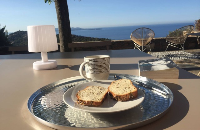 Encantadora casa Gaou Benat. Terraza con vistas excepcionales.