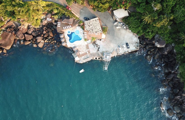 Casa rústica en condominio de alto estándar con piscina y barbacoa.
