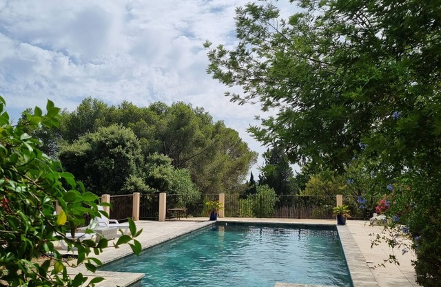 Aurons en Provence casa con piscina y jardín.
