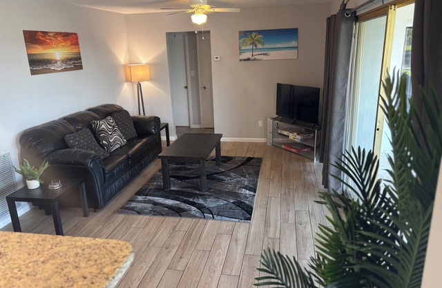 Charming house in lovely North Fort Myers with WiFi, AC and on the water