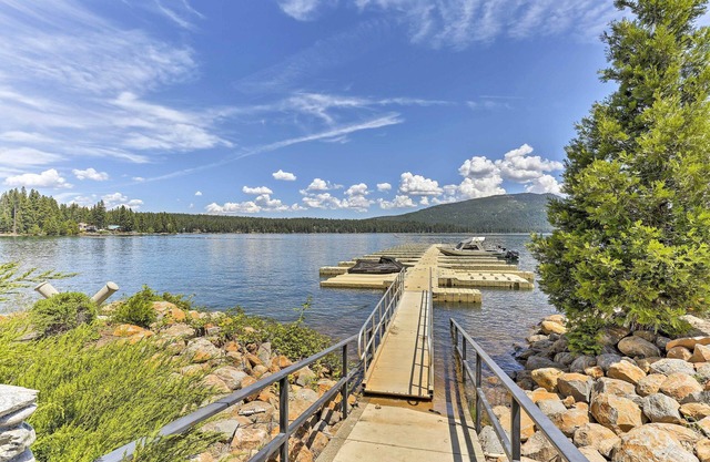 Casa con encanto w / Deck - Pasos a Lake Almanor!