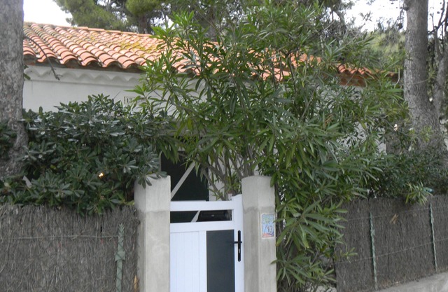 Encantadora casa con jardín, cerca de la playa y lejos del acantilado.