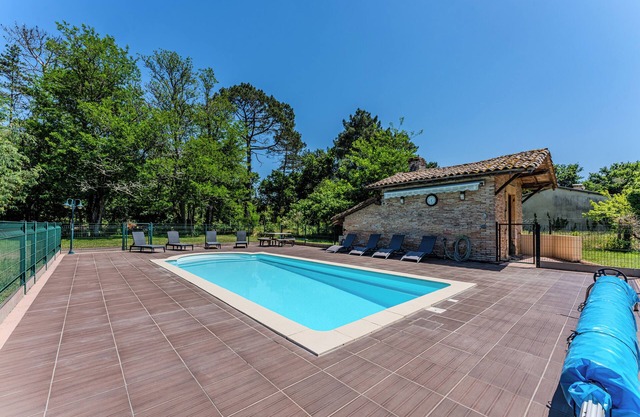 Encantadora Casa con Piscina Climatizada, Segura y Entorno Ideal para Familia y Amigos