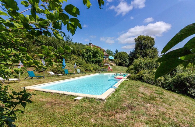 Casa con encanto con piscina y vistas al valle en Anlhiac
