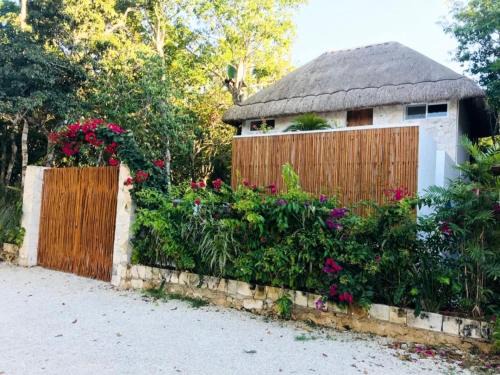 Charming Jungle Villa with Private Jacuzzi near Cenotes in Chemuyil, Quintana Roo
