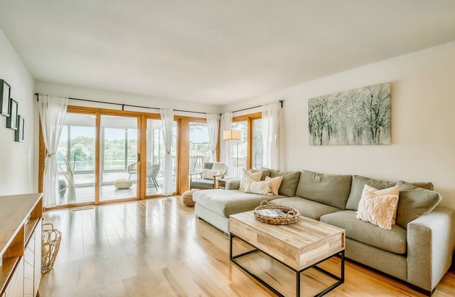 Koselig Cottage on Medicine Lake w/ Chef's Kitchen, Coffee Bar, Arcade & Dock