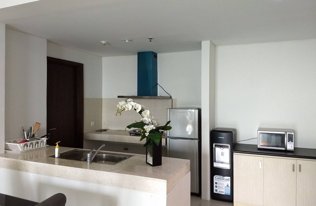 Encantador apartamento minimalista de 3 dormitorios en St Moritz Puri Indah