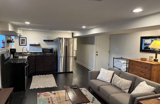Charming, modern 1-bedroom apartment in Washington with WiFi, AC