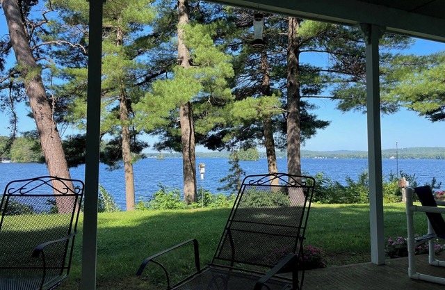 Charming New England 4bd Family Lake House w/ Yard, Patio, Docks and Views