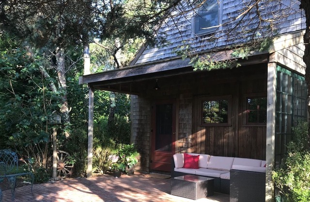 Encantadora casa de campo recientemente renovada en un vecindario familiar.