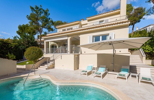 Encantadora villa recién renovada para 6 personas con piscina y vistas al mar.