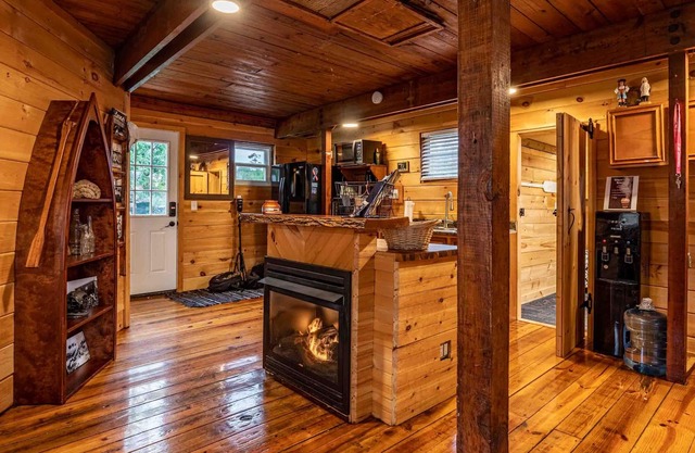 Family Waterfront Cabin on Biggest Freshwater Bay in U.S.
