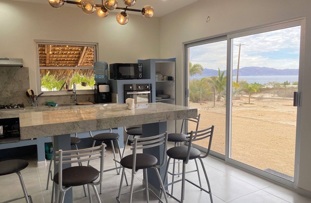 Encantadora Casa con Vista al Mar a 4 Cuadras de la Playa | Moderna y Rústica