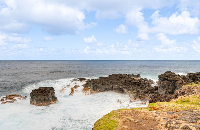 Charming Pahoa Retreat w/ Deck - 1 Block to Ocean!