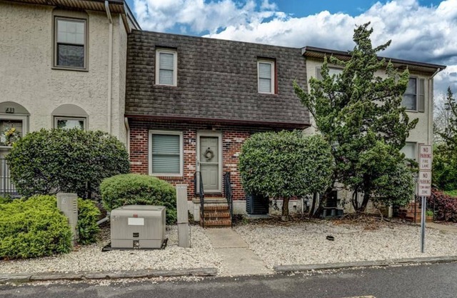 Charming PET FRIENDLY 2 bedroom 1 1/2 bath home recently updated.