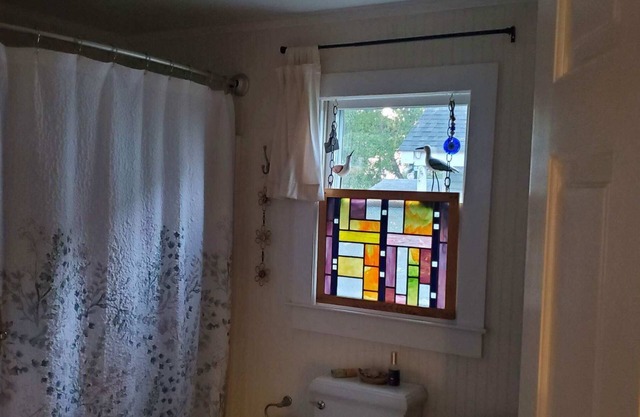 Pups welcome!! 1 BR with large fenced yard. 3.5 blocks from Downtown New Bern.