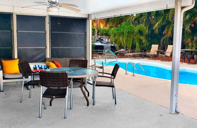 Suite privada con encanto, cocina completa, entrada al baño. Casa de la piscina. 5min: Playa, Estadio, PGA