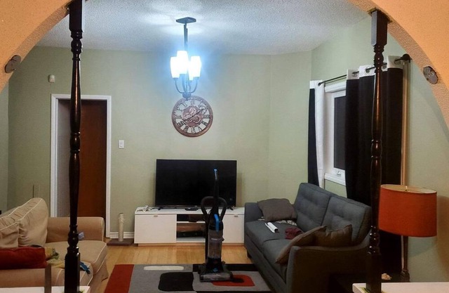 Charming room near downtown