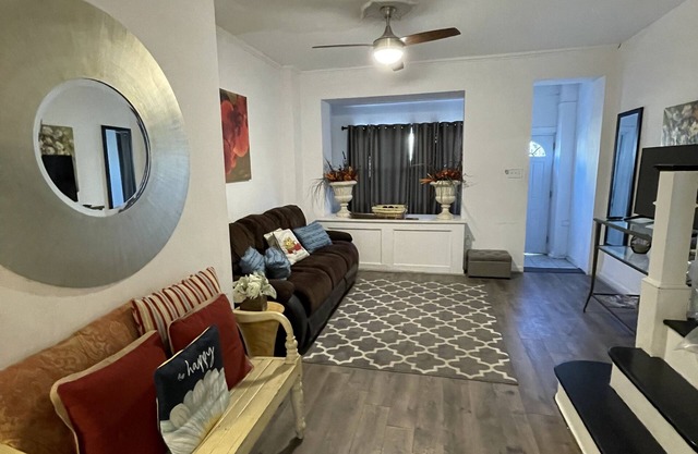 Charming RowHouse with WiFi and backyard
