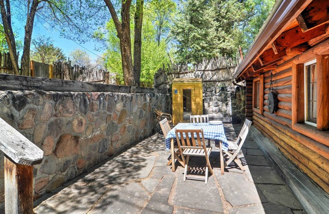 Privado y encantador Santa Fe Studio Cabin w / Patio!