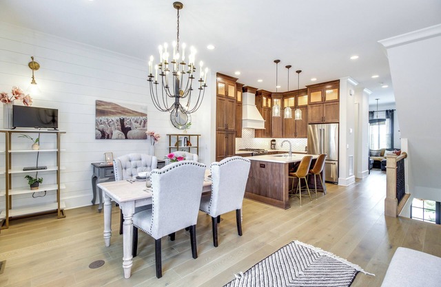 Charming Savannah Townhome - 1 Block to Riverwalk!