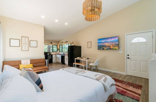 Cactus Casita: Prime Location, Walk to Trails