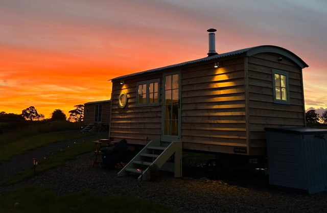 Charming shepherds hut with hottub