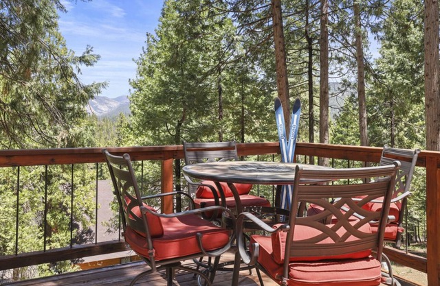 Charming Spacious Cabin W/Pool Table- Minutes from Pinecrest
