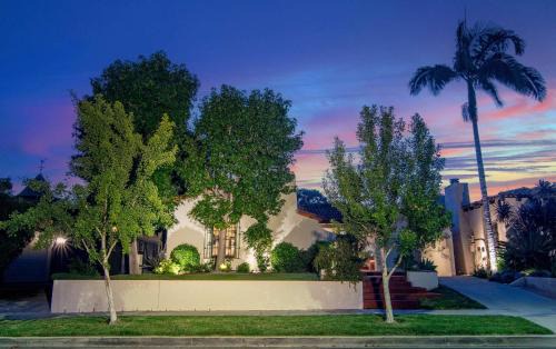 Charming Spanish Villa with Jacuzzi in Prime LA Beverly Grove