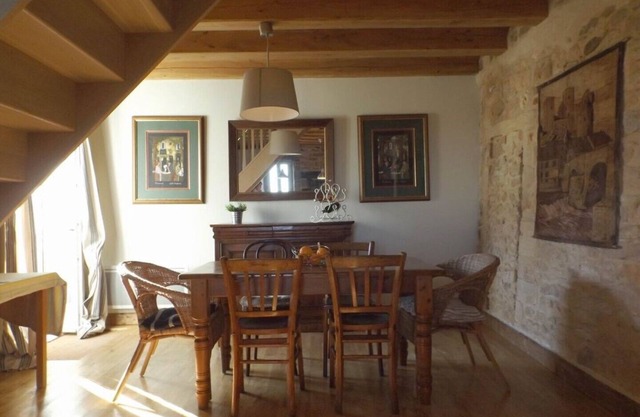Encantadora casa de piedra en el corazón de la ciudad medieval pero cerca del campo