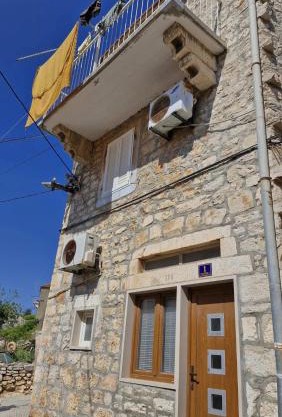 Charming Stone House in Milna 70 m² with Balcony