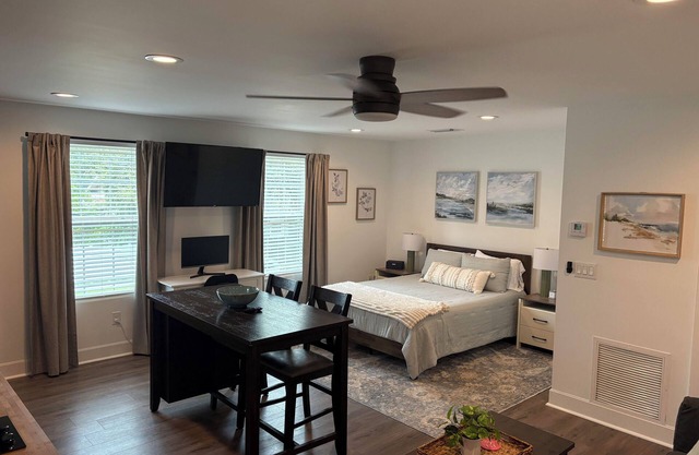 Charming Studio-Crescent Heights- Private Entrance