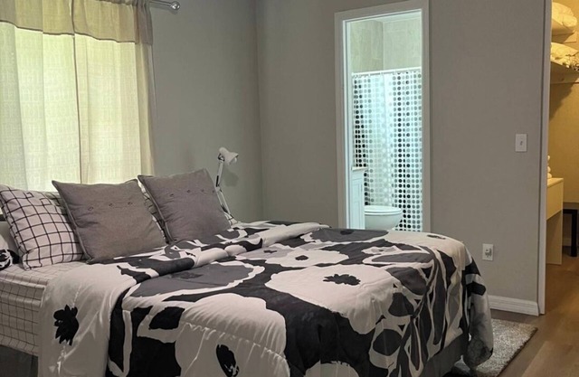 cozy private studio available for 2 people near Melbourne beach, I95, parking