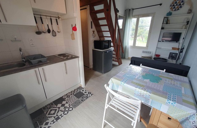 Encantador T1 completamente renovado, con gran terraza, en el corazón de Giens.