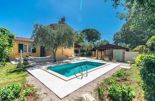 Encantadora villa tradicional de Istria con piscina privada en un entorno tranquilo y silencioso.