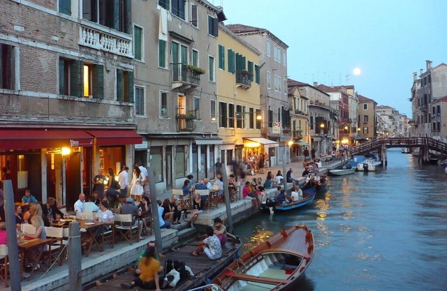 Charming Venetian style, central, air conditioned 2 bedroom apartment