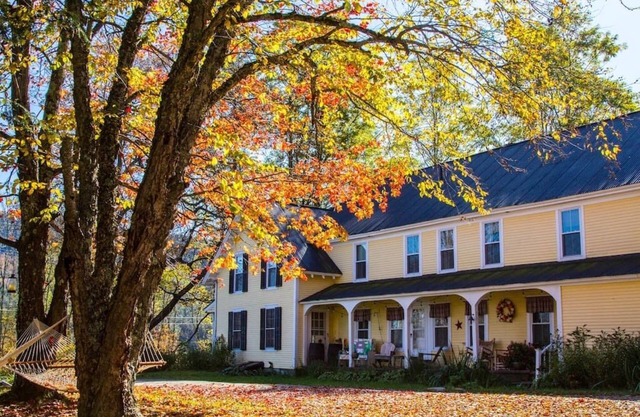 Encantadora e histórica granja de Vermont, ¡se siente como en casa para su grupo!