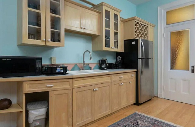 Charming Victorian, Perfect location , private deck.