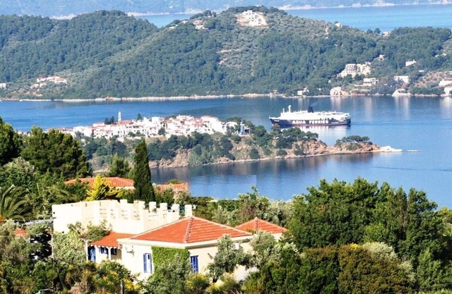 Encantadora villa en la tranquila Skiathos, ideal para 6-8; piscina, jardín, impresionantes vistas
