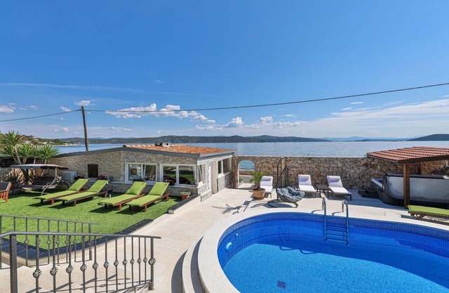 Villa Pinia / Stone Villa Pinia on the islet of Drvenik Mali