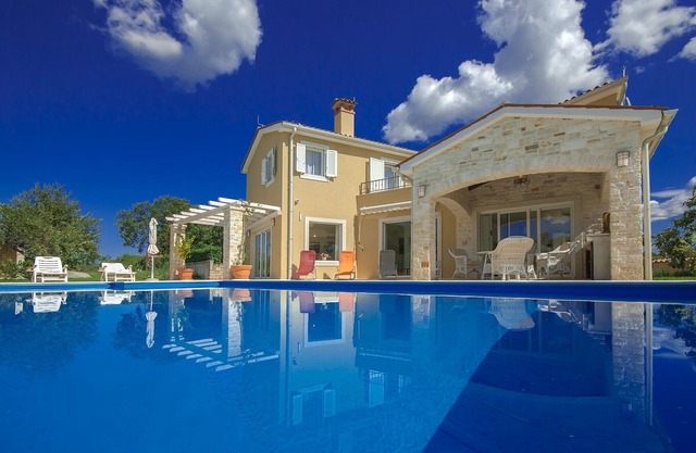 Charming villa with 4 bedrooms and private pool near Poreč