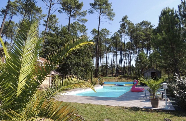 Encantadora villa de madera nueva en el bosque, tranquila, cerca del lago, playas y golf