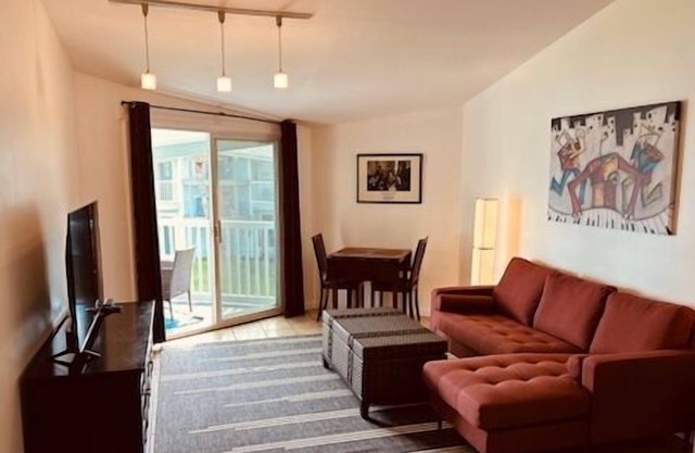 Chateau by the Bay, Close to Restaurants and Bars, Walk to the Gulf or Bay- W209